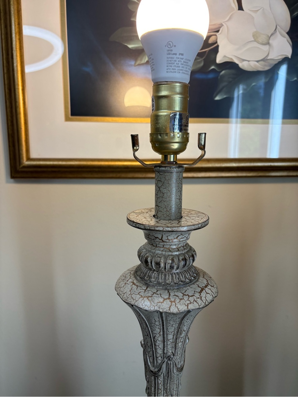 🔥🔥🔥Vintage Table Lamp Featuring Ornate, Distressed Base - Picture 2 of 11